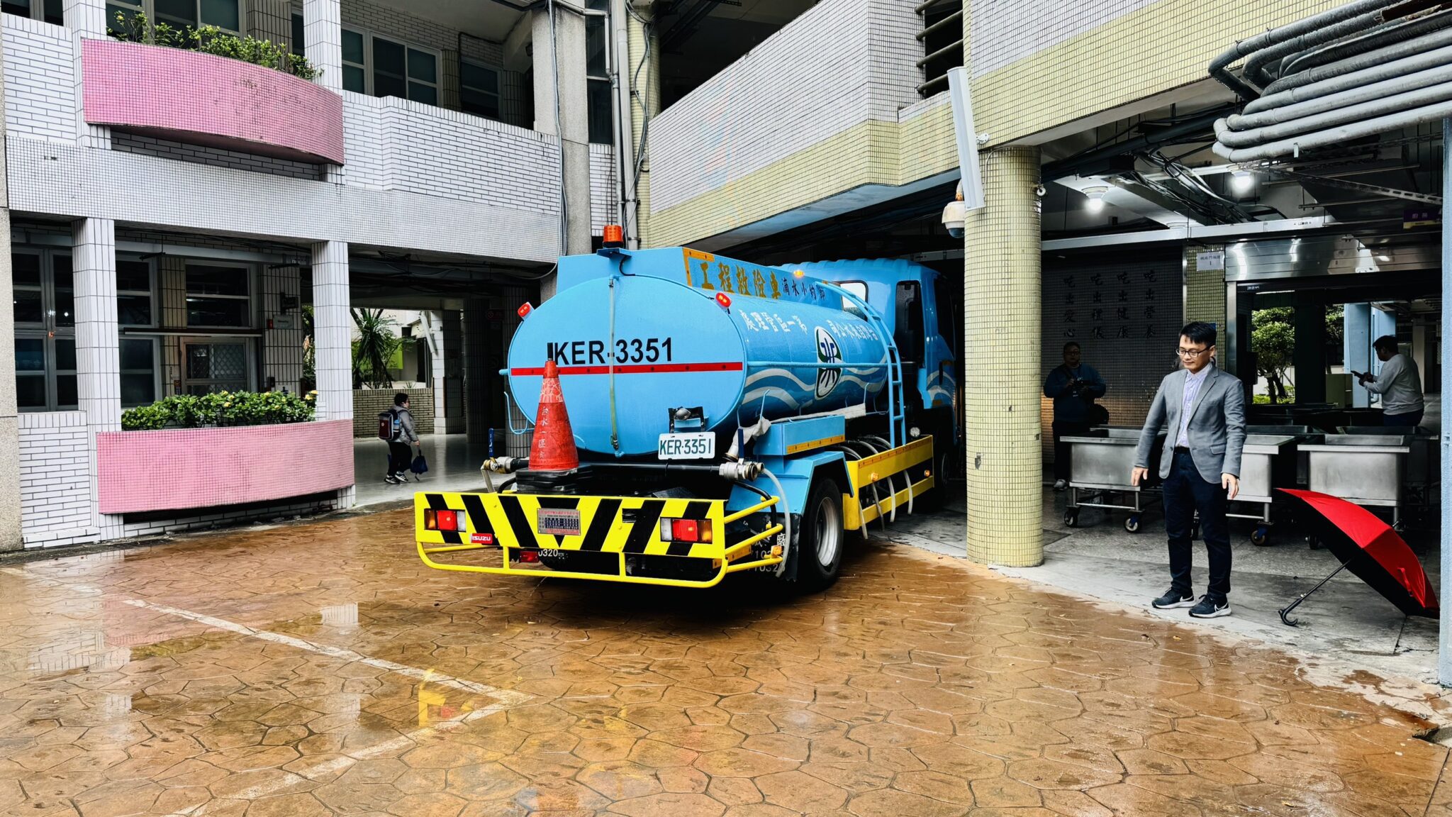 油污威脅校園用水!基市府日夜採檢、派水車應變 確保師生飲水安全 油污威脅校園用水!基市府日夜採檢、派水車應變 確保師生飲水安全