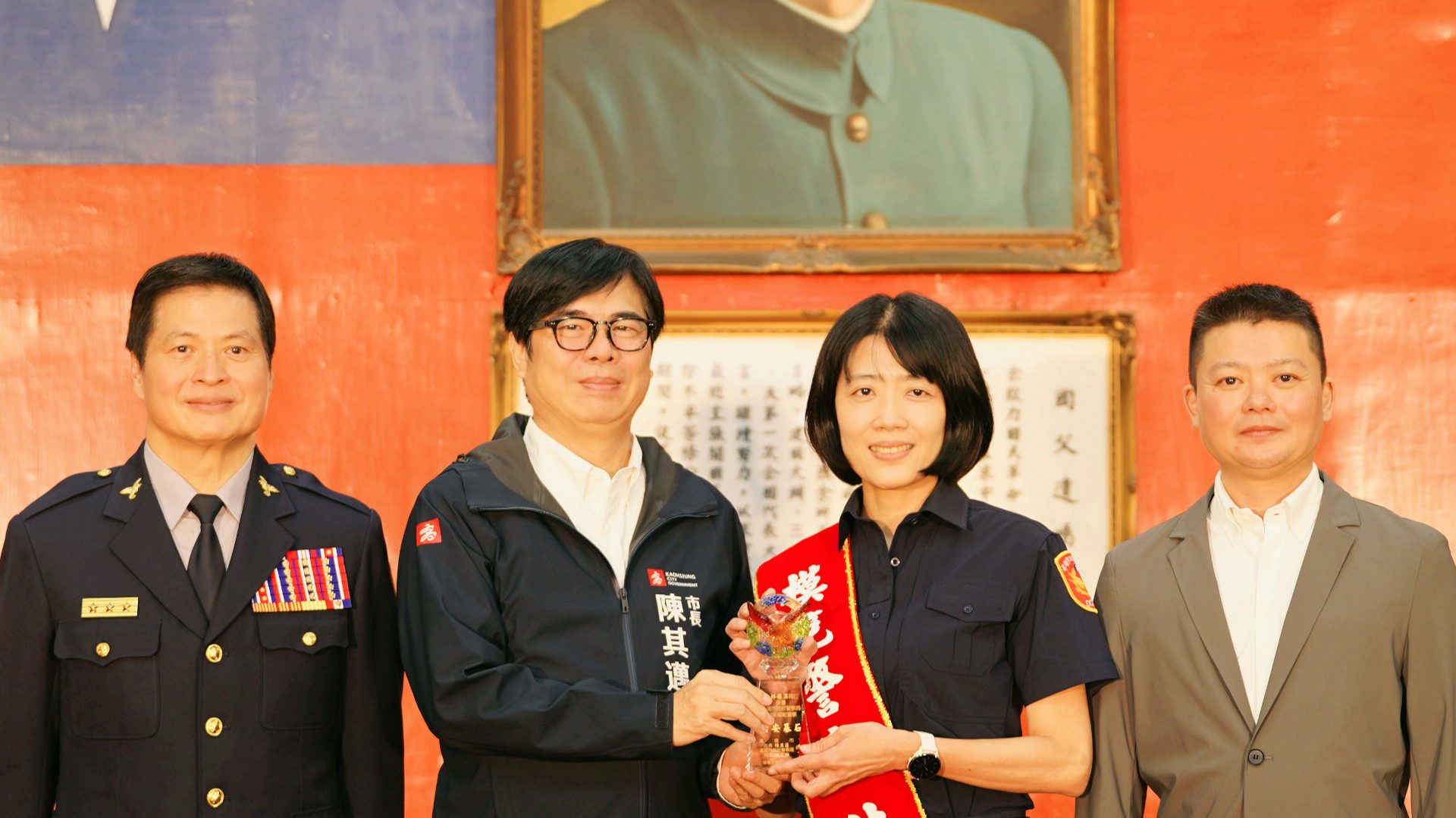 市長陳其邁表揚模範警察。警方提供