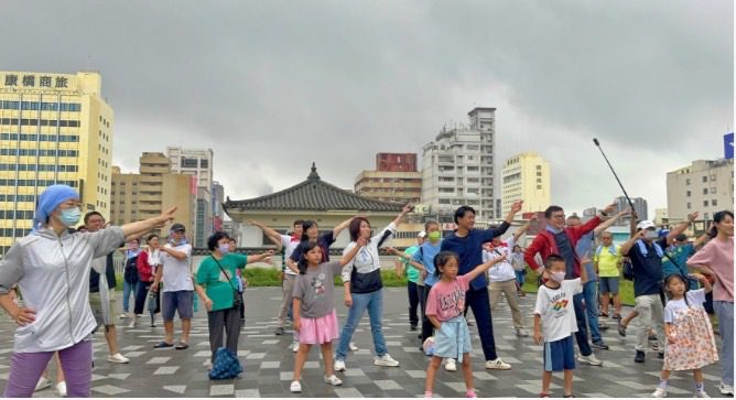 「爸氣登場！」民代、區長、插畫家馬里斯領路！　三民區豐裕里200位居民雨中健走～