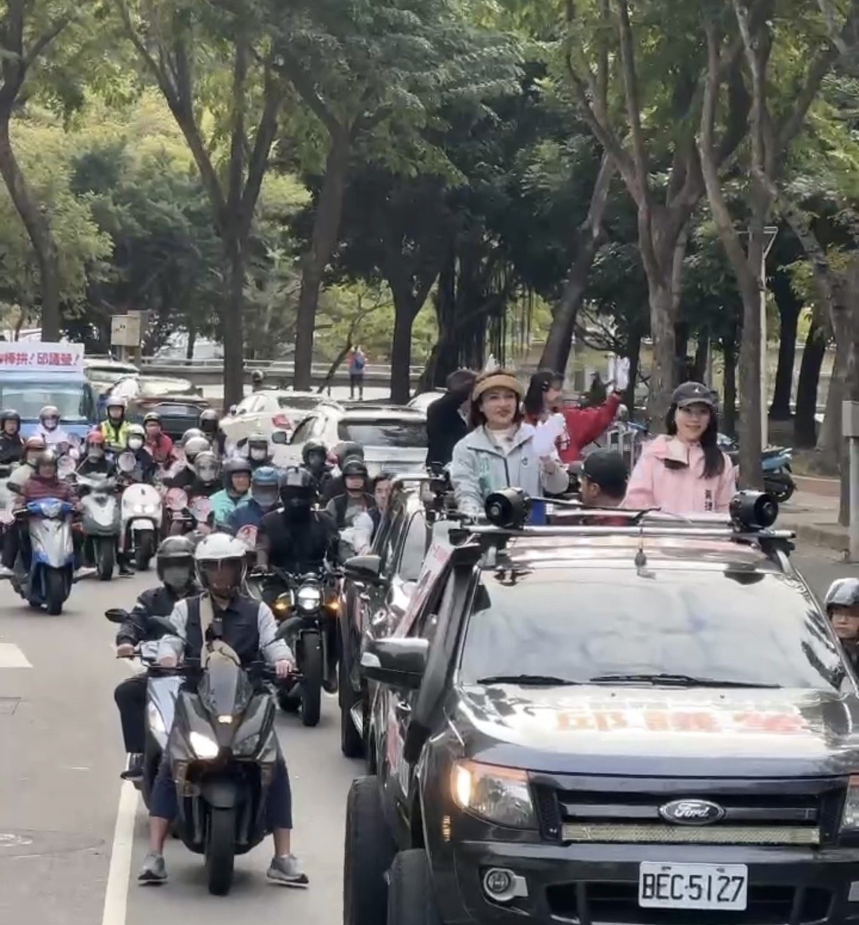 另類造勢超吸睛！　邱議瑩、黃捷號召「擋泥板騎士團」掃街衝勝選氣勢