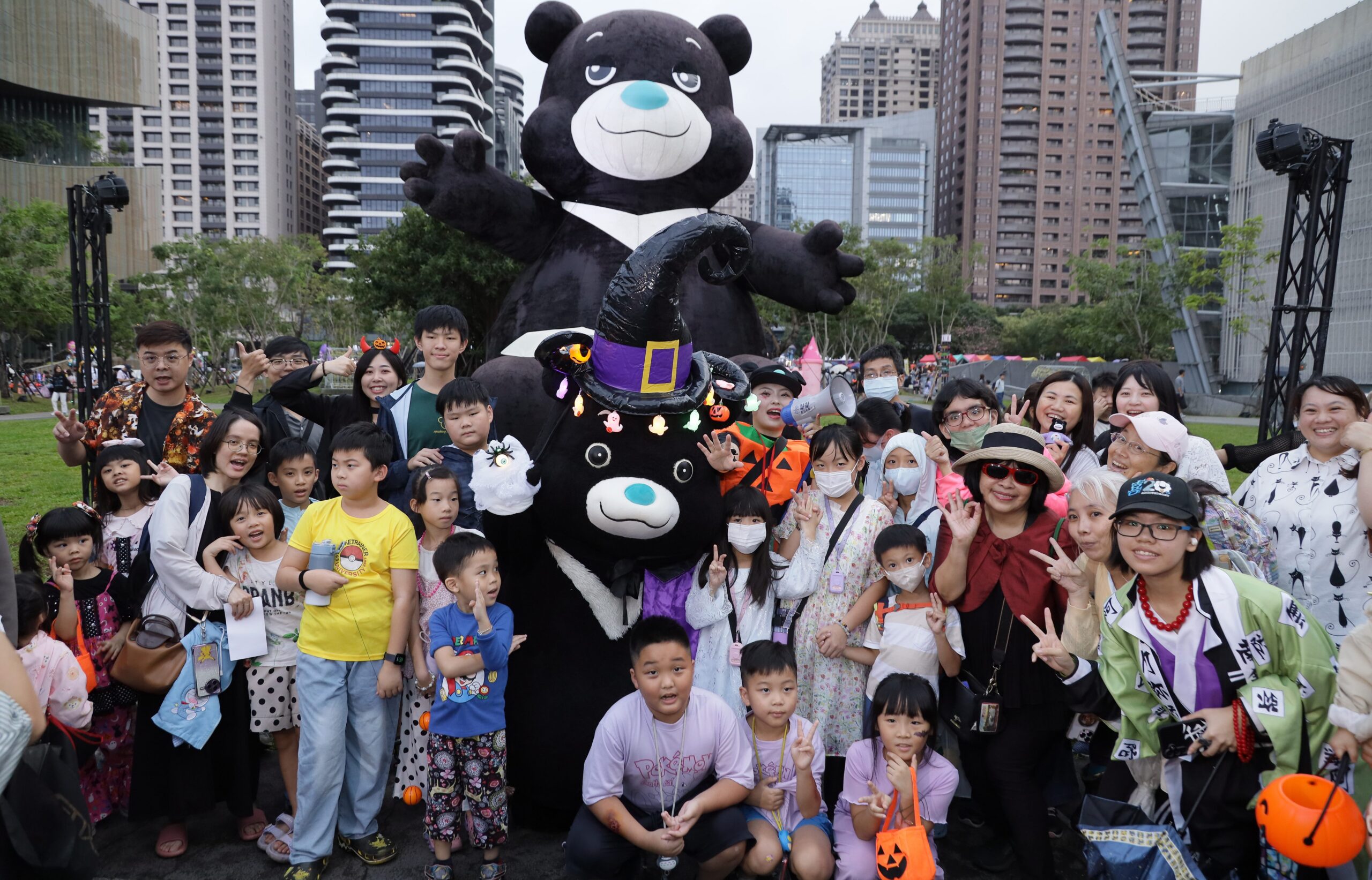 熊讚首度跨市搗蛋! 壞壞眼神萬聖裝亮相桃園萬聖城 熊讚首度跨市搗蛋! 壞壞眼神萬聖裝亮相桃園萬聖城