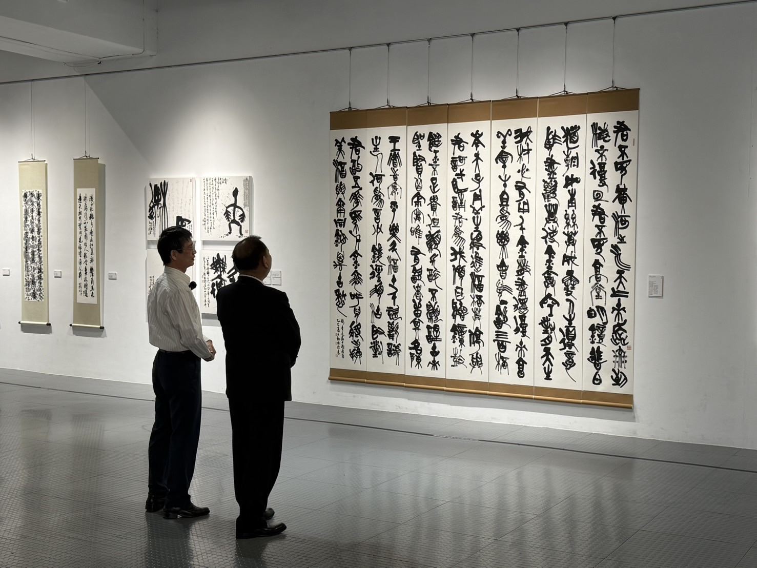 書法薪傳潤筆情誼 陳見賢出席「行歌拾穗」胡國龍書法展