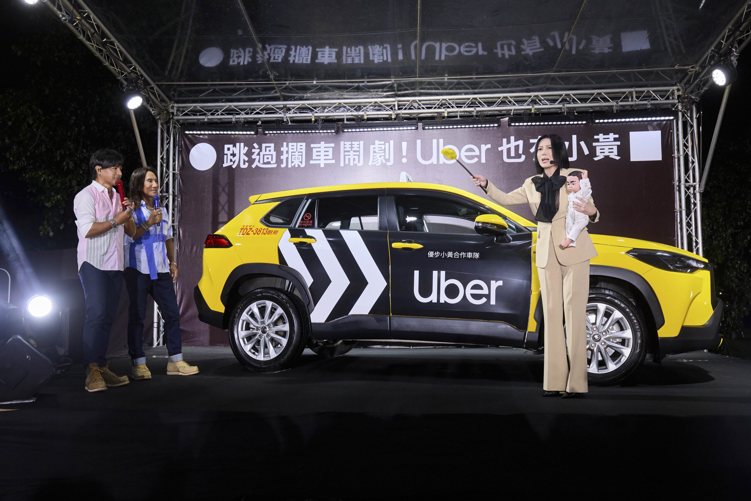 苗可麗 動力火車 以八點檔式誇張演繹各種攔車情境又演又唱