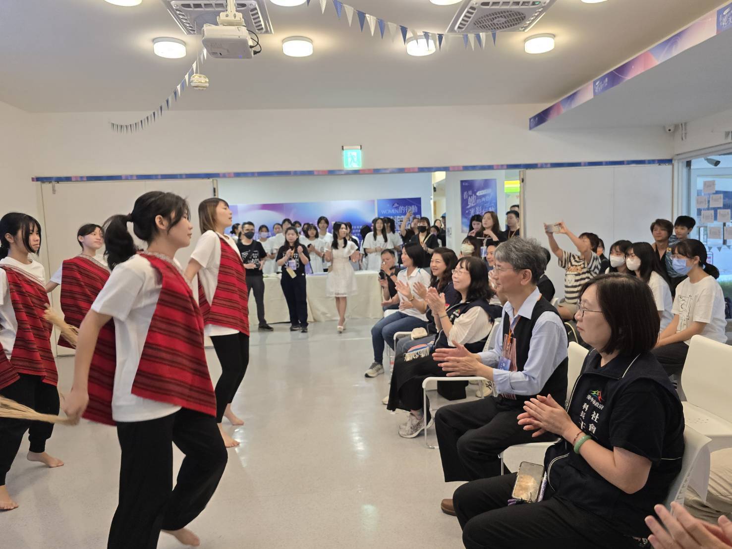 青銀共舞點亮未來 山海屯女孩展現培力成果 5 培力女孩們和銀髮達人帶來共編的原住民族舞蹈