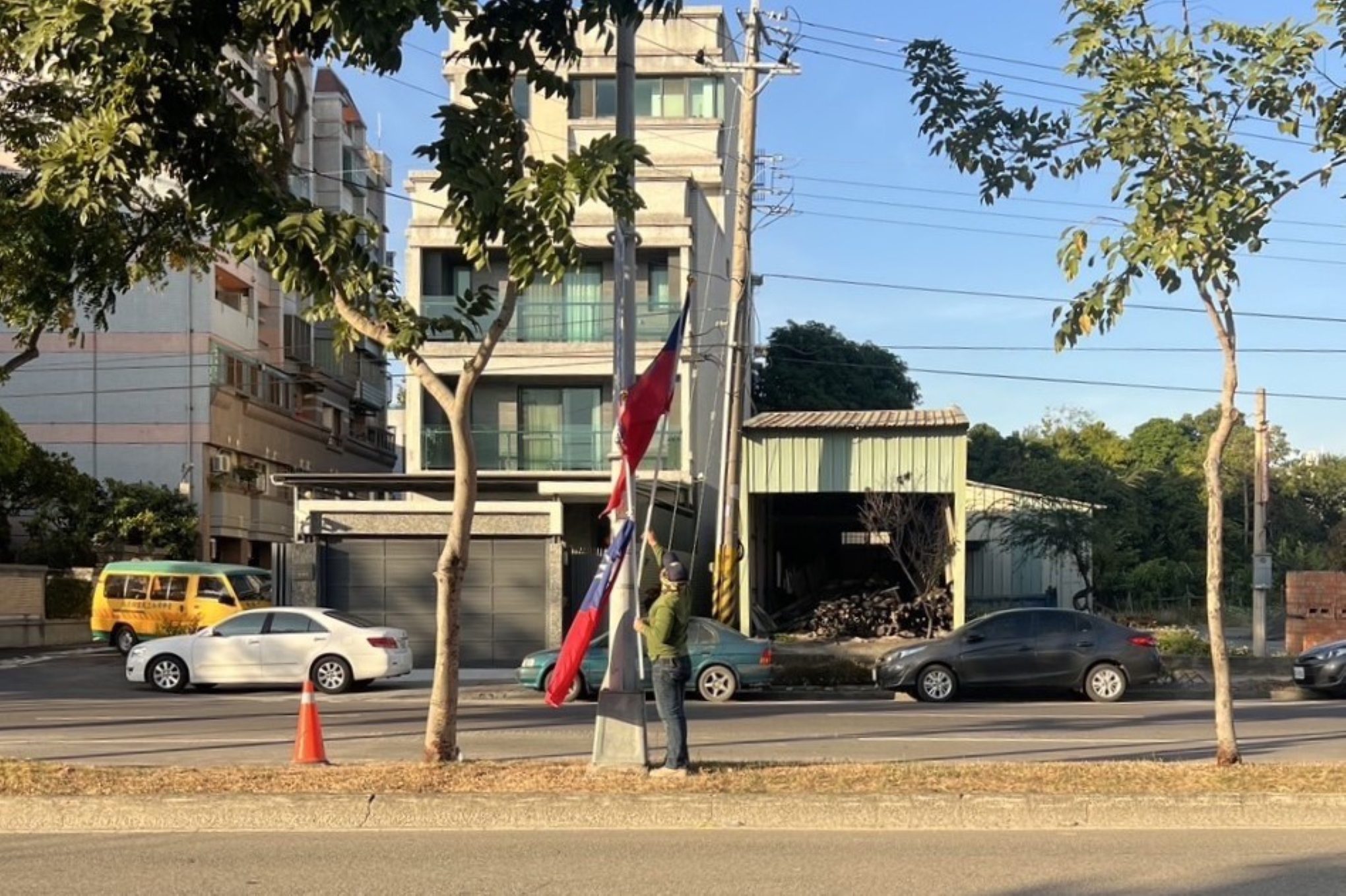 強颱來襲為免影響行車安全　中市府今已撤除國慶懸掛國旗