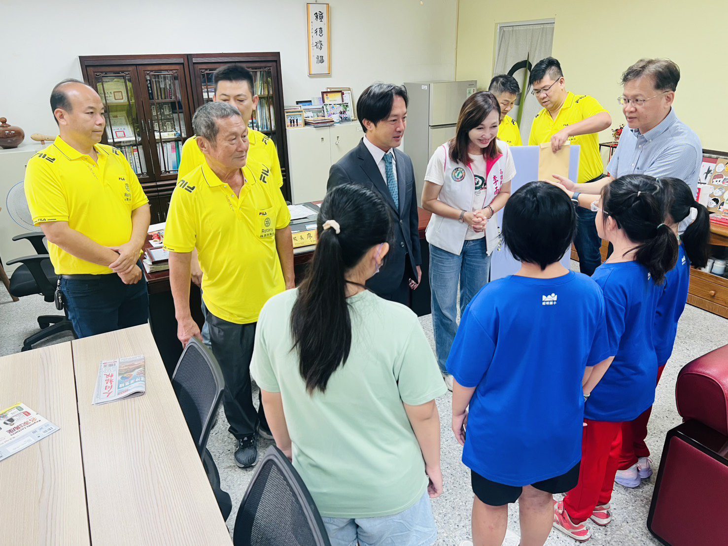 林園扶輪社助學認養37位「扶輪之子」,市議員李雨庭也到場陪同為孩子加油打氣。李雨庭議員提供