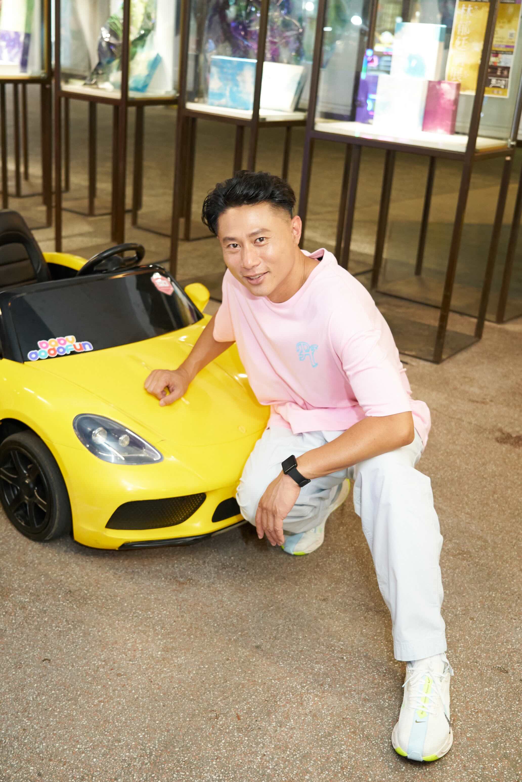 彭小刀帶傷力挺 嘟嘟房共享汽車公益活動