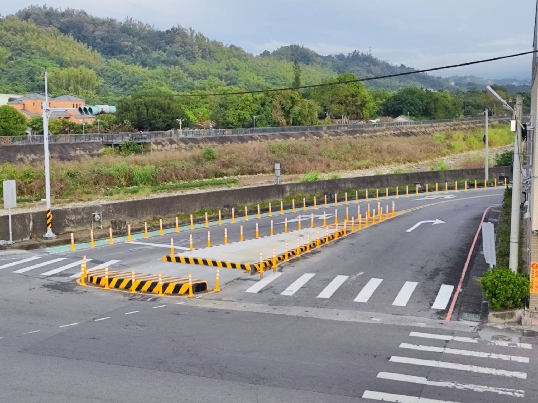 確保通行安全！　台中霧峰乾溪路口移除入口意象 增設行人穿越道及庇護島