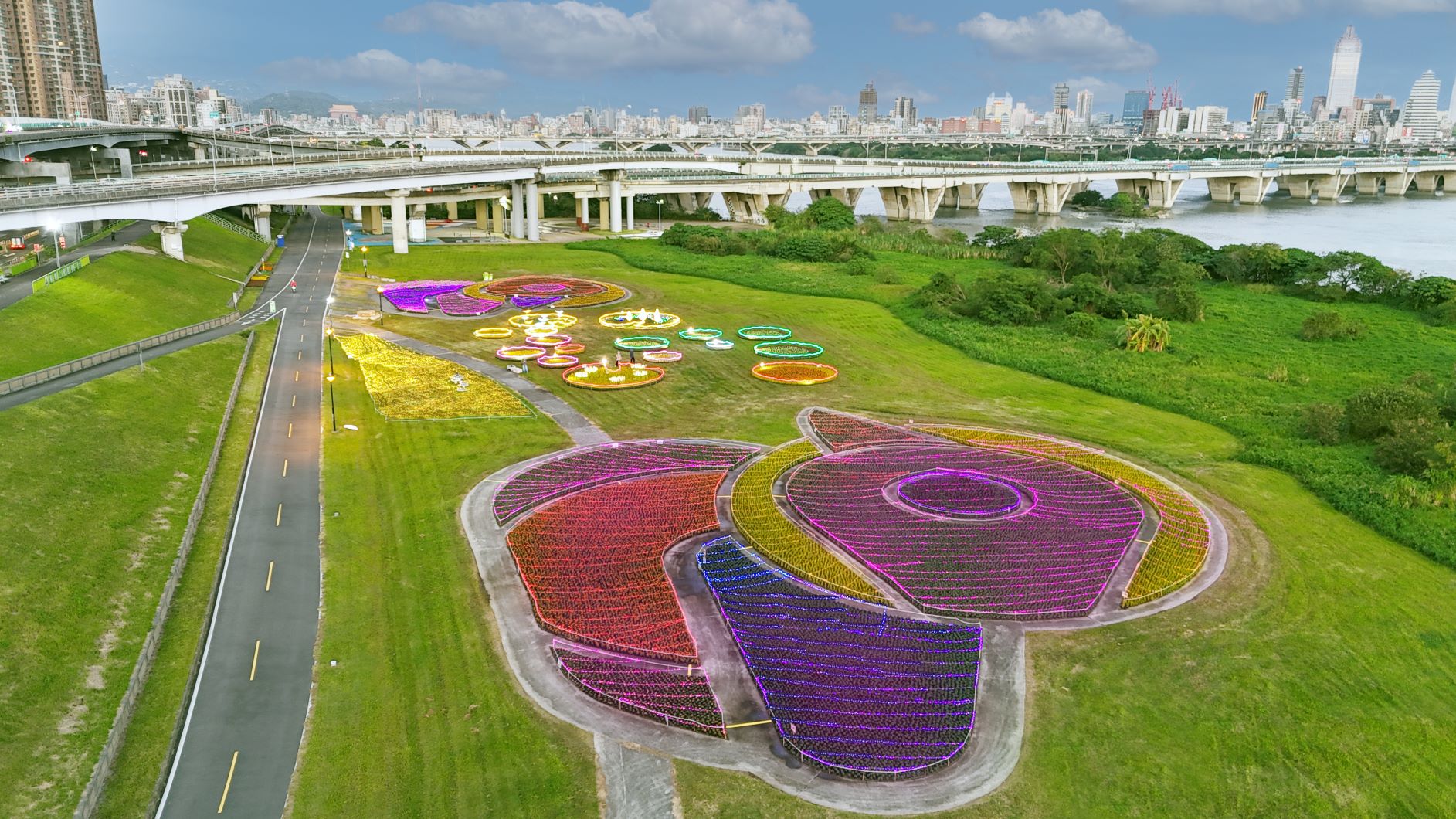 新北三重鴨鴨公園「花繪三重奏」12/14漂亮登場　10萬盆花海與光雕夢幻驚艷